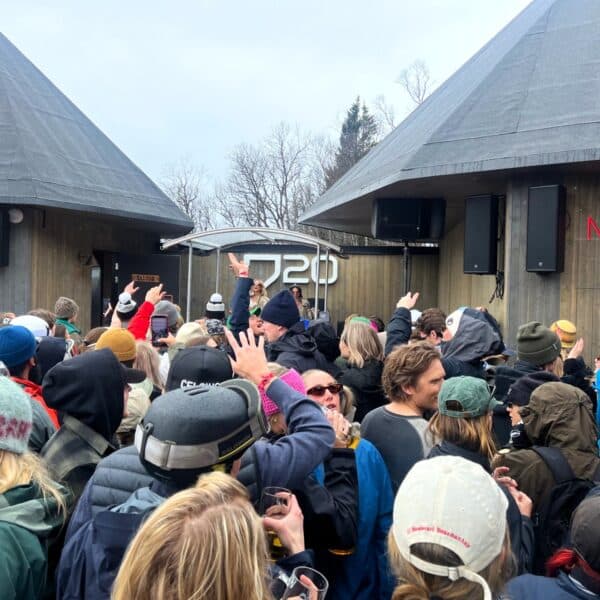 Vybild över publiken under musikevent på en veranda.