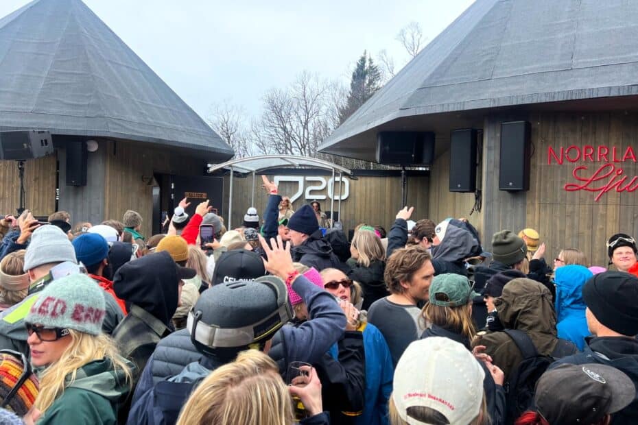 Vybild över publiken under musikevent på en veranda.